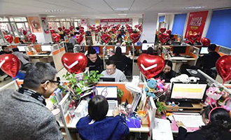 申請(qǐng)入駐 良品鋪?zhàn)訂T工雙11前夜大聚餐：龍蝦吃起，零食管夠